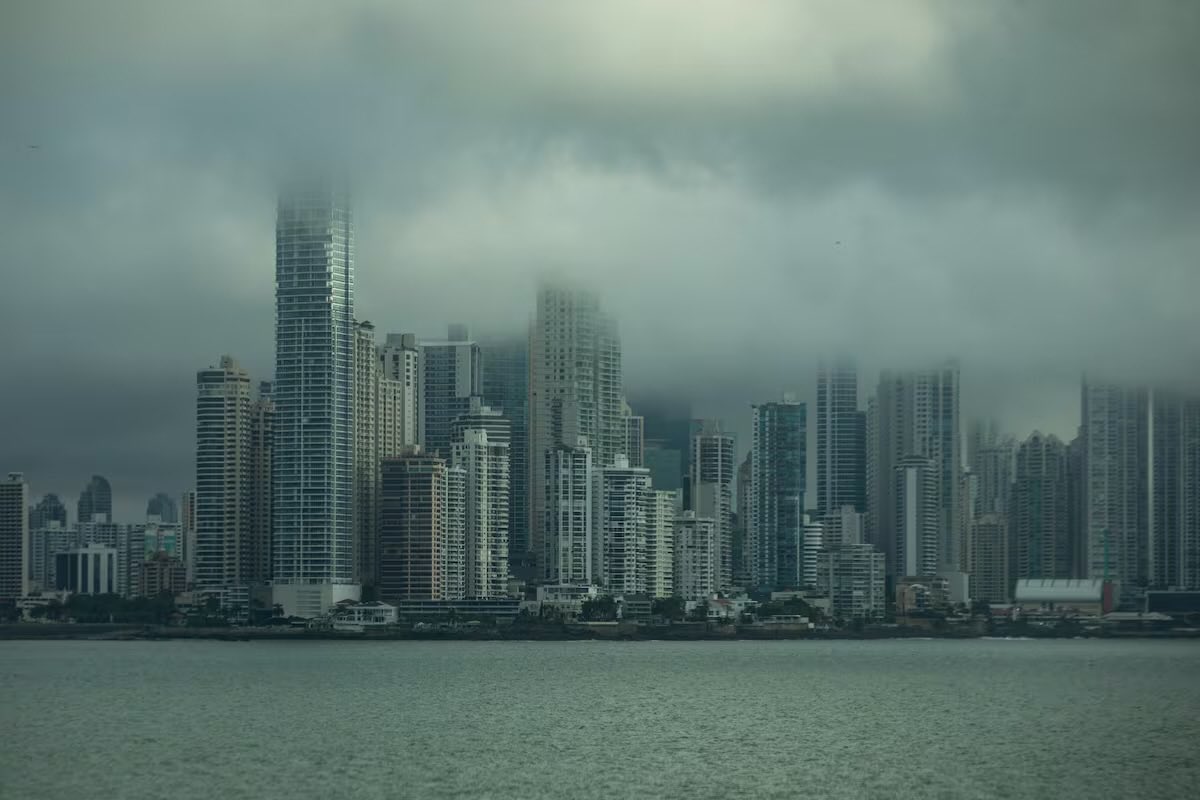 🌧️ #AlertaPanamá | Onda tropical con alta probabilidad de convertirse en depresión tropical se dirige al Caribe. Fuertes lluvias e inundaciones pueden afectar el país hasta el 21 de octubre. Activa tu plan de emergencia y sigue las instrucciones de <a href="/Sinaproc_Panama/">SINAPROC PANAMA</a>