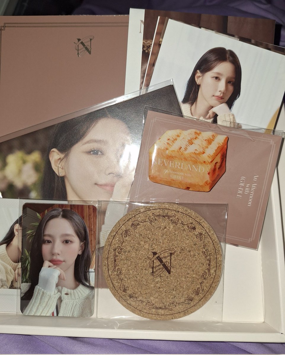 ninja_ssh's tweet image. 4TH FAN CLUB KIT
AN AFTERNOON WITH (G)-IDLE
₱3000

New
Unsealed
Comp inclu 
arrived yesterday 10.21.2025
Inclu
Package, Photobook, Welcome Mess set, Smart tok, Polaroid set, Pc set, Cork coaster, Postcard set

&amp;gt;package have a little bit scratch or dent because of the shipment