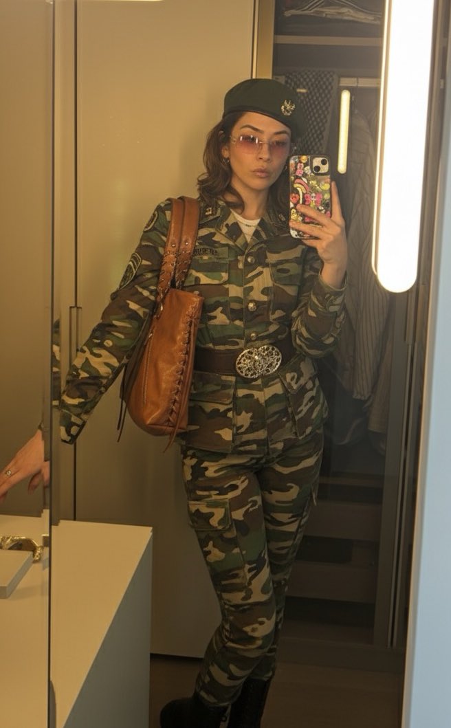 plutonqueen's tweet photo. Ben hazırım kızlar ama çok önemli bir şey sorcam 
Bu çanta bu kombine olmuş mu sizce 🙄 https://t.co/Q0X64G5lB3