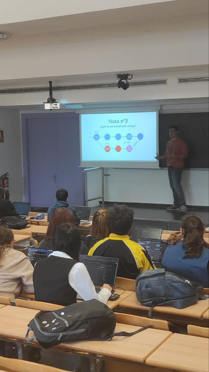 ¡Grande Diego acompañando a los estudiantes de <a href="/informaticaucm/">Informática UCM</a> en sus primeros pasos por la senda de #Git!
¡Y gracias a <a href="/LagFdi/">🎮LAG UCM🎮</a> por organizar la sesión! 😍
