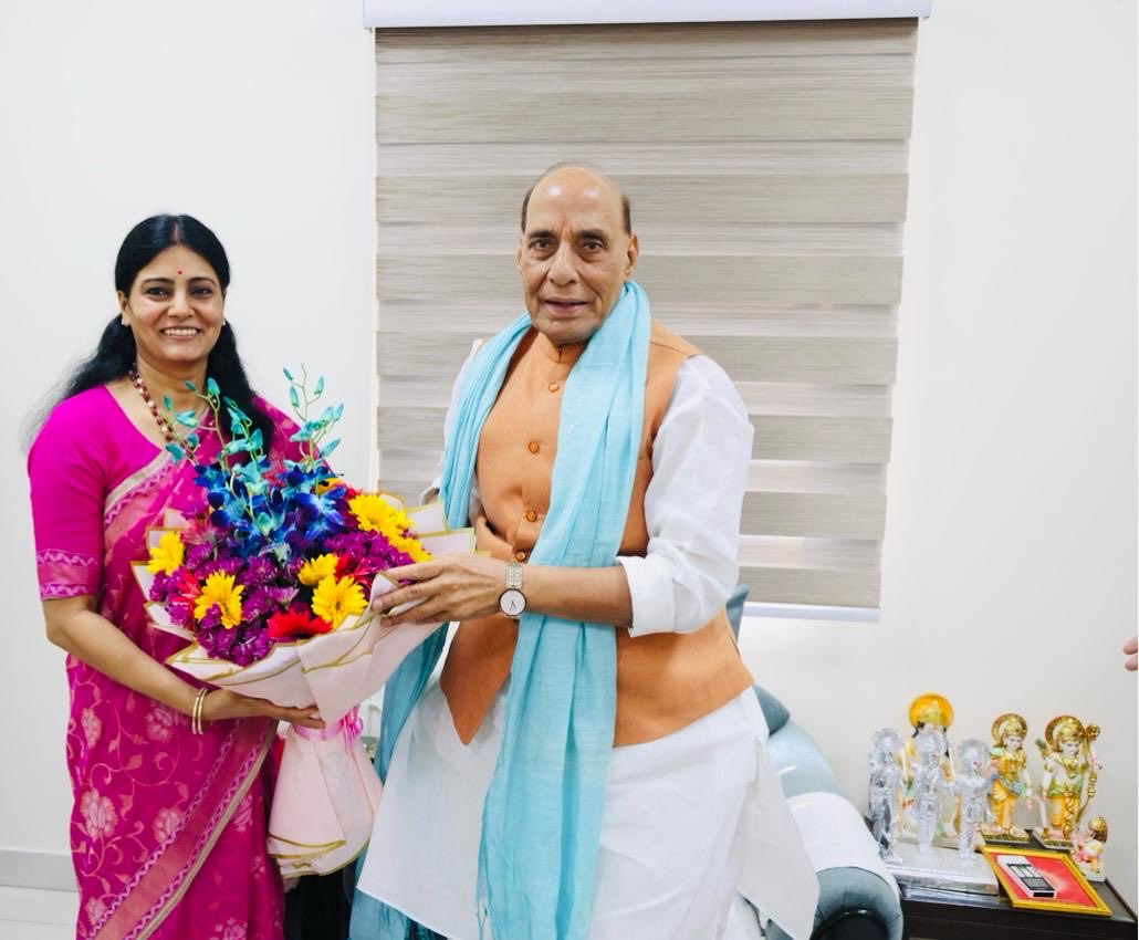 आज नई दिल्ली में आदरणीय रक्षामंत्री श्री <a href="/rajnathsingh/">Rajnath Singh</a> जी से शिष्टाचार भेंट कर विभिन्न बिंदुओं पर चर्चा कर मार्गदर्शन प्राप्त किया और साथ ही दीपावली की हार्दिक शुभकामनाएँ दीं।