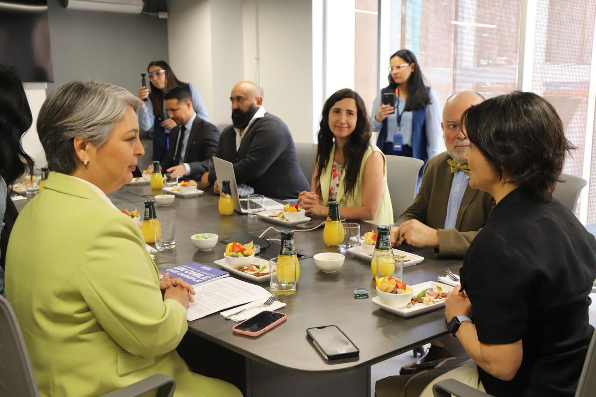 🇨🇱 #EncuentrosPresidenciablesCOLMED
Continúan los encuentros con las y los candidatos a la Presidencia de la República, hoy nuestra Directiva Nacional, se reúne con Jeannette Jara, para abordar su propuesta en materia de salud y compartir la visión del Colegio Médico de Chile