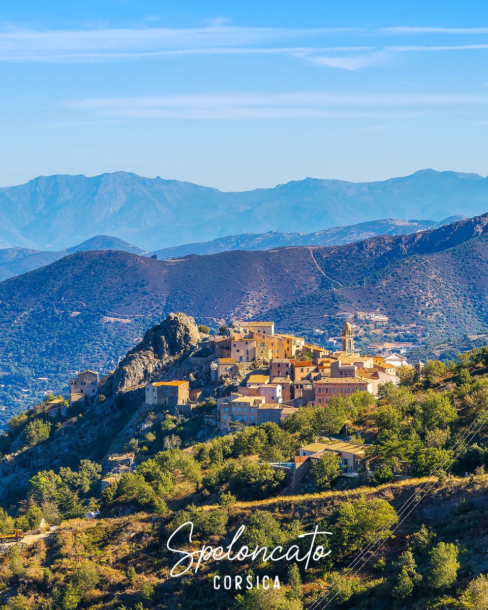 Ce lundi, 𝗭𝗶𝗹𝗶𝗮 vous emmène du côté de 𝗦𝗽𝗲𝗹𝗼𝗻𝗰𝗮𝘁𝗼. Bâti sur un piton rocheux à 570 mètres d'altitude, le village domine la vallée du Reginu et le littoral balanin. 😍 
Avè una bella settimana à tutti ! Belle semaine à tous ! 💪🍀 #Zilia #eauminerale #nature