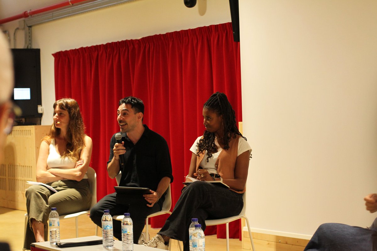 andyfls's tweet image. Presentamos "Senegal: Vientos de Cambio" en @Bloc4BCN, con la sala llena y una emoción enorme.
El documental aborda la actualidad de Senegal, la migración y los discursos de odio de la ultraderecha.
Gracias a @coopolis_bcn  y al @MigrESSBcna por el apoyo.