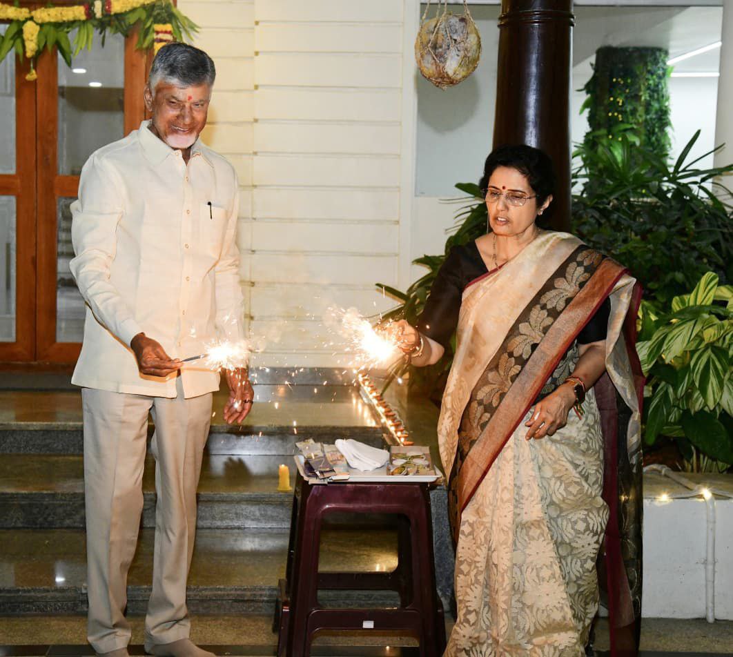 𝐏𝐢𝐜 𝐨𝐟 𝐭𝐡𝐞 𝐃𝐚𝐲🤗🤌🤌

హ్యాపీ దీపావళి 
పెద్దాయన ,భువనమ్మ ✨️🙌🏻💛 
<a href="/ncbn/">N Chandrababu Naidu</a> <a href="/ManagingTrustee/">Nara Bhuvaneswari</a>