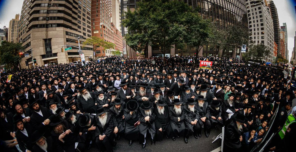 Satmar550's tweet photo. Photos: Thousands of Jews at the Historic Massive protest against the Israeli government’s draft of Bnei Yeshivas outside the Israeli Consulate in Manhattan. https://t.co/eNuBg8MWRU