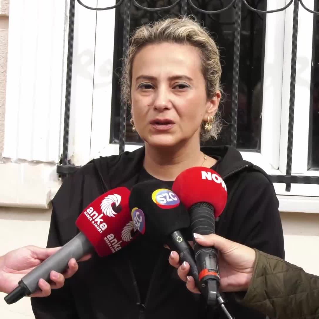 Öldürülen gazeteci Hakan Tosun'un kız kardeşi Öznur Tosun: 

"Olay yerindeki motosikletli üçüncü kişi neden hâlâ tutuklanmadı? İfade verip serbest bırakılıyor.

Bir apartman sakini olayı görüp ambulans çağırdı ama sonrasında konuşamadı. 

Biz bile evimize gidemiyoruz, ailemin can