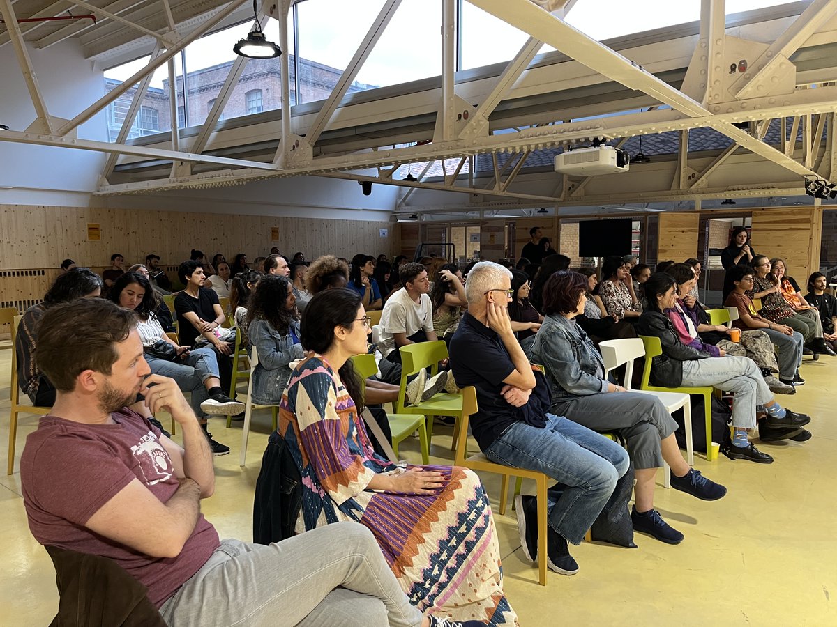 andyfls's tweet image. Presentamos "Senegal: Vientos de Cambio" en @Bloc4BCN, con la sala llena y una emoción enorme.
El documental aborda la actualidad de Senegal, la migración y los discursos de odio de la ultraderecha.
Gracias a @coopolis_bcn  y al @MigrESSBcna por el apoyo.