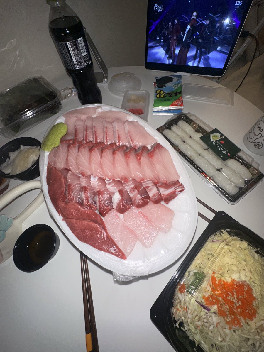 빨리 대방어 먹고싶다…
작년에 미춋엇음
올해는 진짜 방어 10번 먹을 거임