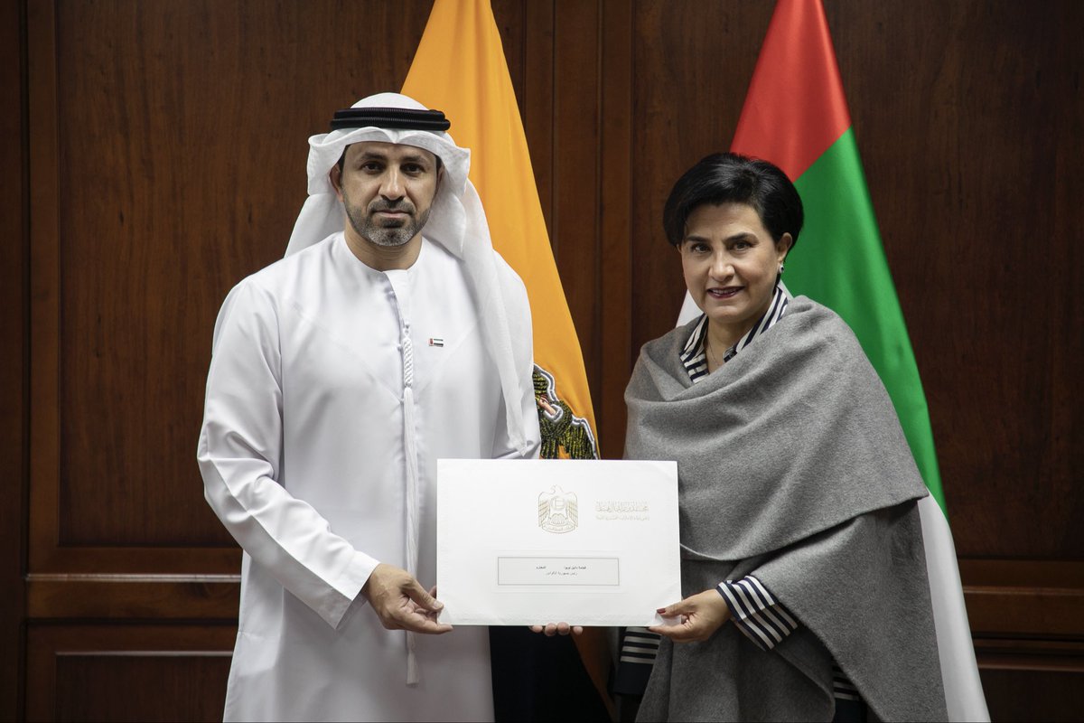 La canciller <a href="/gabisommerfeld/">Gabriela Sommerfeld</a> se reunió con el Embajador de EAU en Perú y concurrente en el Ecuador, Ibrahim Alalawi, donde destacaron el fortalecimiento de la relación bilateral y el compromiso de afianzar el comercio y cooperación en tecnología, salud y educación entre 🇪🇨y🇦🇪.