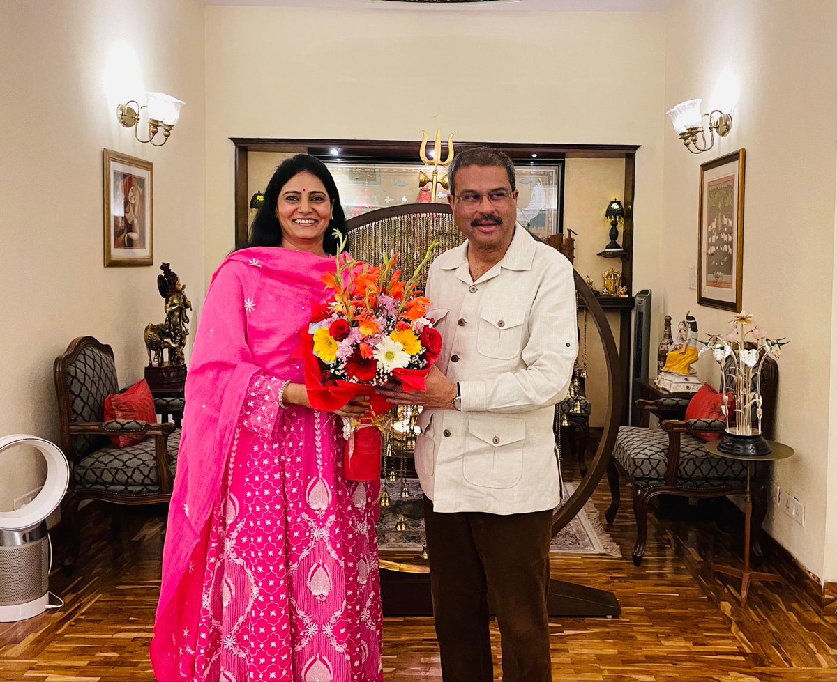 आज नई दिल्ली में आदरणीय शिक्षा मंत्री श्री धर्मेंद्र प्रधान जी से शिष्टाचार भेट कर विभिन्न बिंदुओं पर चर्चा कर मार्गदर्शन प्राप्त किया और साथ ही दीपावली की हार्दिक शुभकामनाएँ दीं। <a href="/dpradhanbjp/">Dharmendra Pradhan</a>