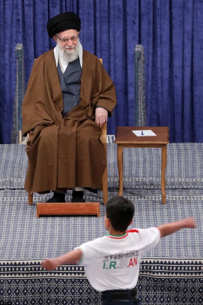 چقد دلم برا چهره حضرت ماه تنگ شده بود..
صلوات بفرستید

#لبیک_یا_خامنه_ای