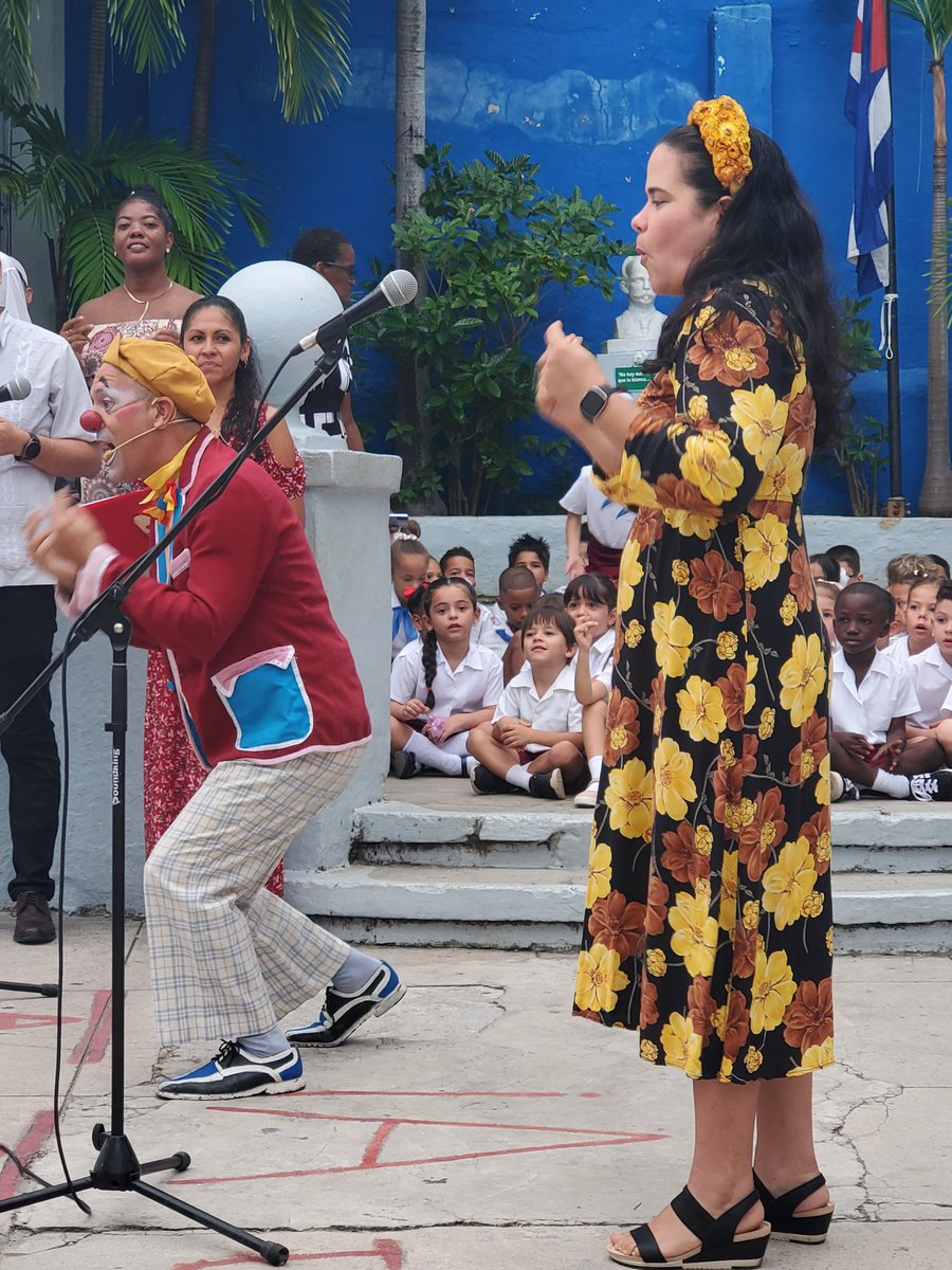 Así inicia esta mañana, con la alegría de nuestros niños, en una fiesta de cuabanía, tradición y patriotismo.
ES DÍA DE LA CULTURA CUBANA!!
#CubaMined🇨🇺 
<a href="/InesMChapman/">Inés María Chapman Waugh</a>
<a href="/AlpidioAlonsoG/">Alpidio Alonso Grau</a>