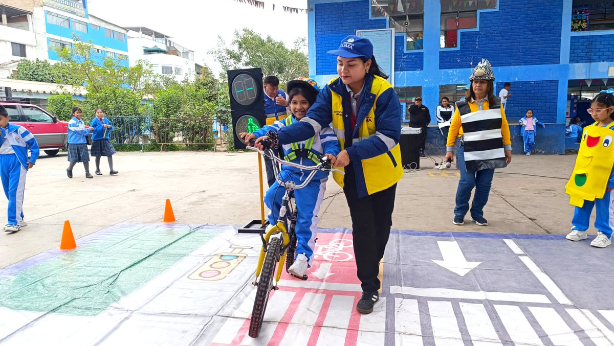 🚸 ¡Aprendiendo a convivir mejor en las vías!

Educadores viales visitaron la IE 6066 Pachacútec en Villa El Salvador y brindaron consejos a más de 360 alumnos de primaria. 💛

Con juegos y dinámicas, los niños aprendieron a respetar las señales y desplazarse con seguridad. 🚦✨