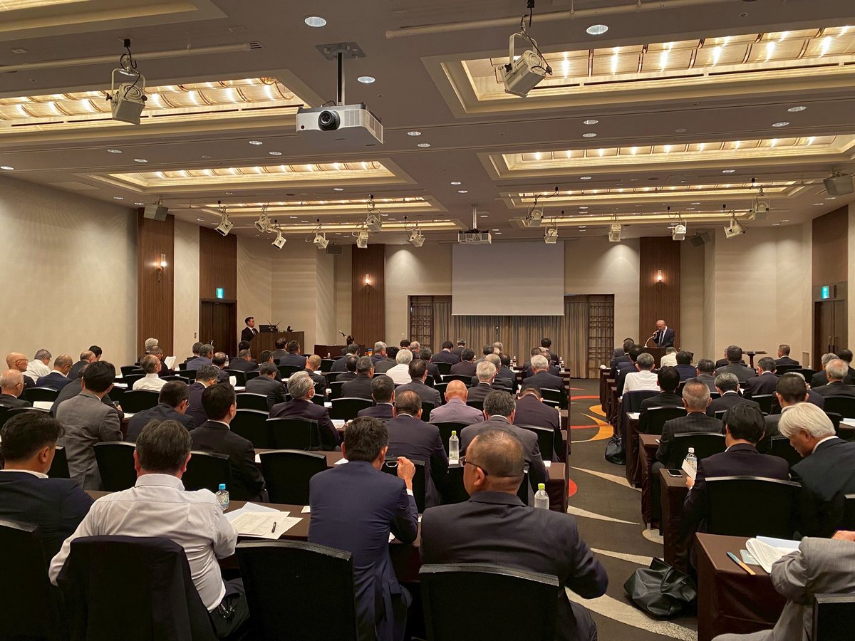 unicacc's tweet photo. 本日、日本港湾空港建設協会連合会様の研修会の講演講師として登壇しました。
このような機会をいただけたこと、誠に光栄に思います。

色彩は命を守る言語としても機能します。
港湾建設現場の安全のお役に立てれば、嬉しいです。 https://t.co/AfCCOduKXa