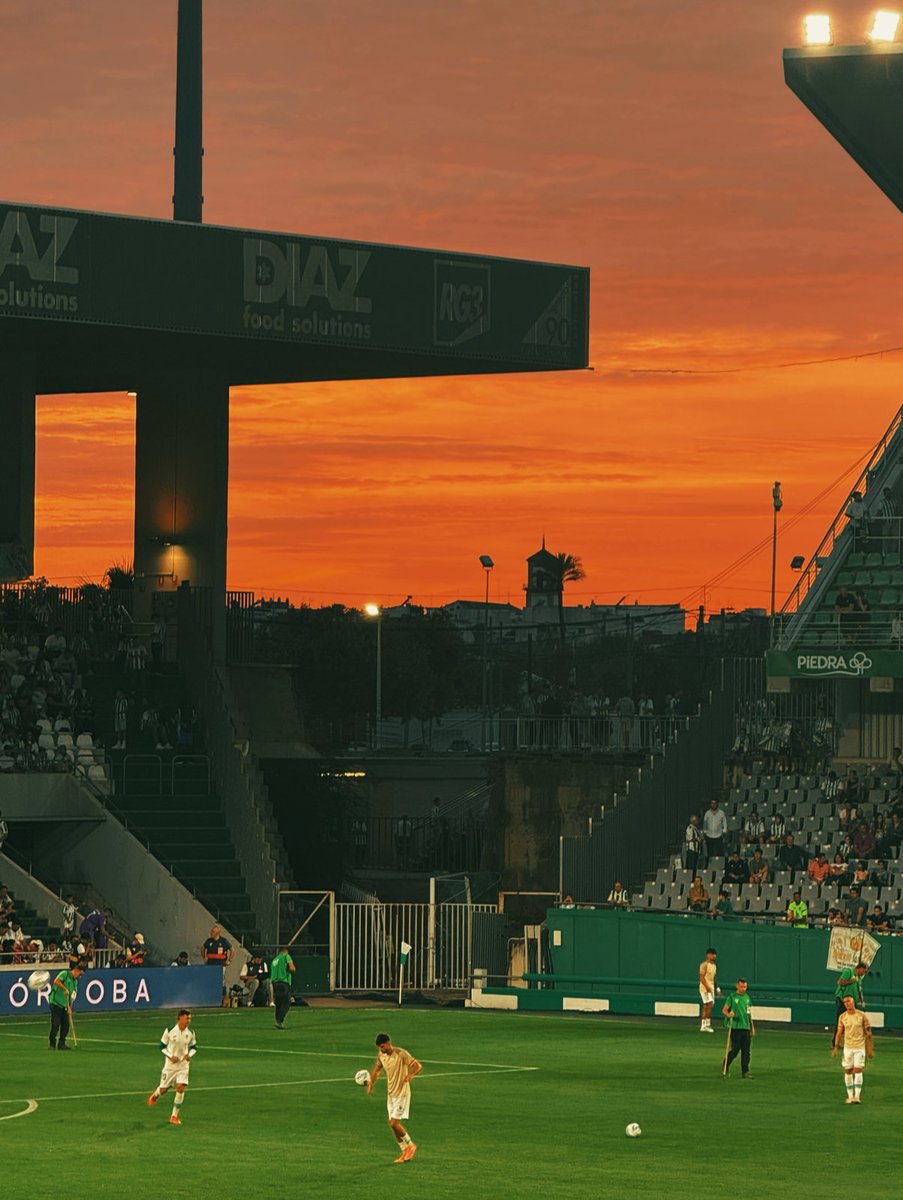 🤌🏻 Lo único bueno de que no esté cerrado el estadio es para ver atardeceres como el de ayer.

<a href="/CordobaCF_ofi/">Córdoba CF</a> cuando se reforme poner una ventanita 🪟