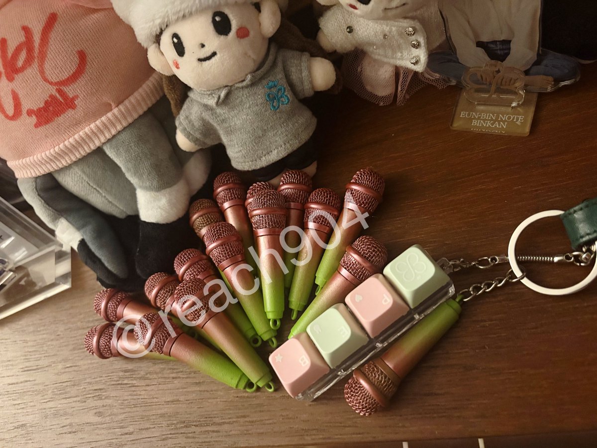 #리치의선물

은빈마이크 키링을 만들어보았습니다!!!

만들다보니 많이 만들어서

코팅하고 보니 생각보다 색감이 진하게 나왔지만...
수작업이다보니 부족한 부분이 많지만...
혹시 받아주실 분 계신가요...!!

비닝이랑 달고 다니면 비닝이의 마이크 같고 그렇답니다 ㅎㅎㅎ

🩷RT 추첨 팔로워 5분