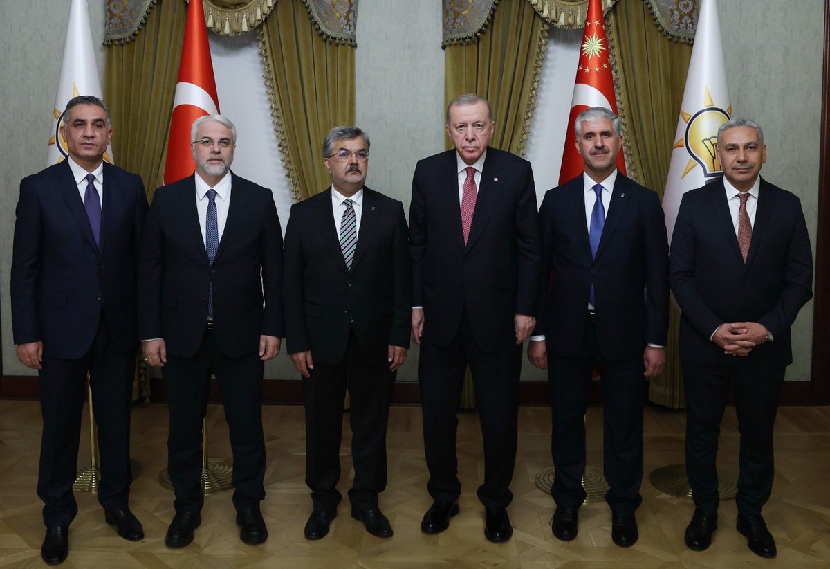 Adıyaman Organize Sanayi bölgemizde faaliyet gösteren birbirinden güzide 3 iş insanımızın Ak Parti Adıyaman il başkanlığı için göstermiş oldukları başarından dolayı tebrik ederim. Yeni atanan il başkanımıza görevlerinde başarılar dilerim.