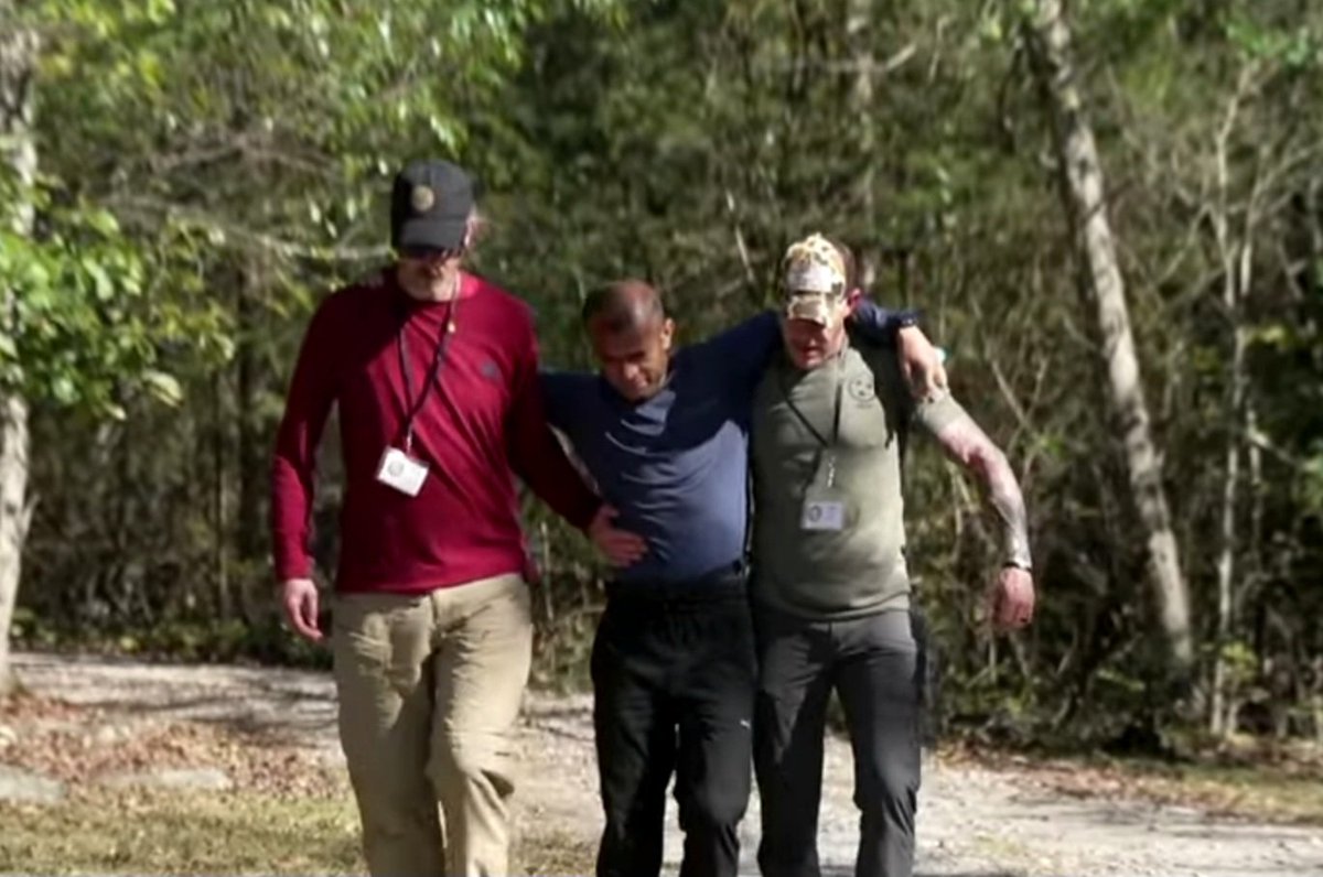 DbJared's tweet image. BIG'S - Sunil Sharma becomes the second runner to be extracted.
Laz looking at Sunil's swollen, discolored ankle: "It looks fine."
He then handed him a coin. "Wasn't that worth it?"