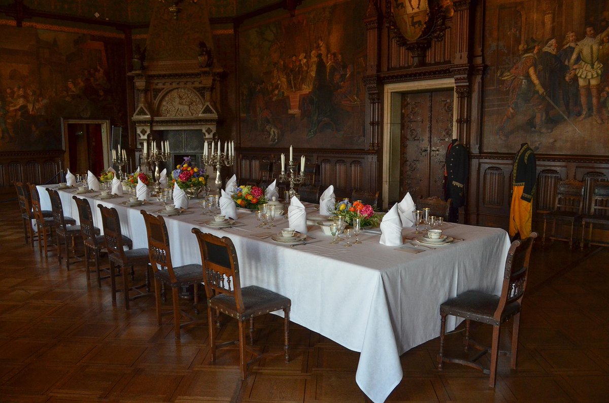 Today, a look at one of my favorite highly specific horror subgenres: Dinner party horror. Consider this a lesson in how NOT to throw your Halloween party this year. theghostinmymachine.com/2025/10/20/din…