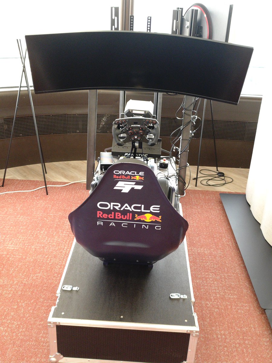 Y aquí andamos ya con el evento de #DevconvergeEurope en las oficinas de <a href="/oracle_es/">Oracle España</a> con las comunidades locales de <a href="/MadridJUG/">MadridJUG | @MadridJUG@jvm.social</a> y <a href="/MadridGUG/">MadridGUG | @MadridGUG@jvm.social</a> 😉👌