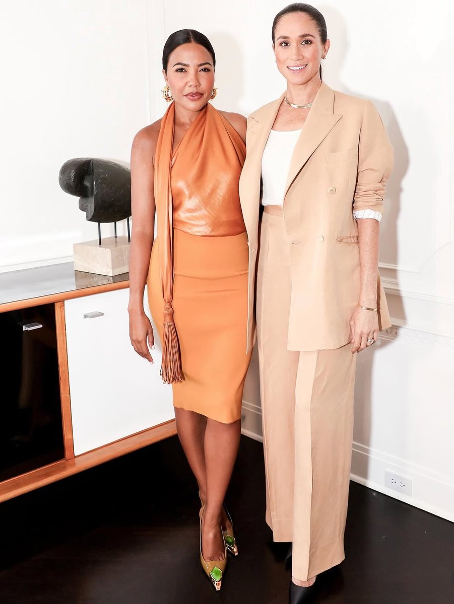 KayRoss96's tweet image. Meghan Sussex and Emma Grede at Emma&apos;s &quot;A Seat At The Table&quot; dinner in LA

#ASeatAtTheTable #MeghanSussex