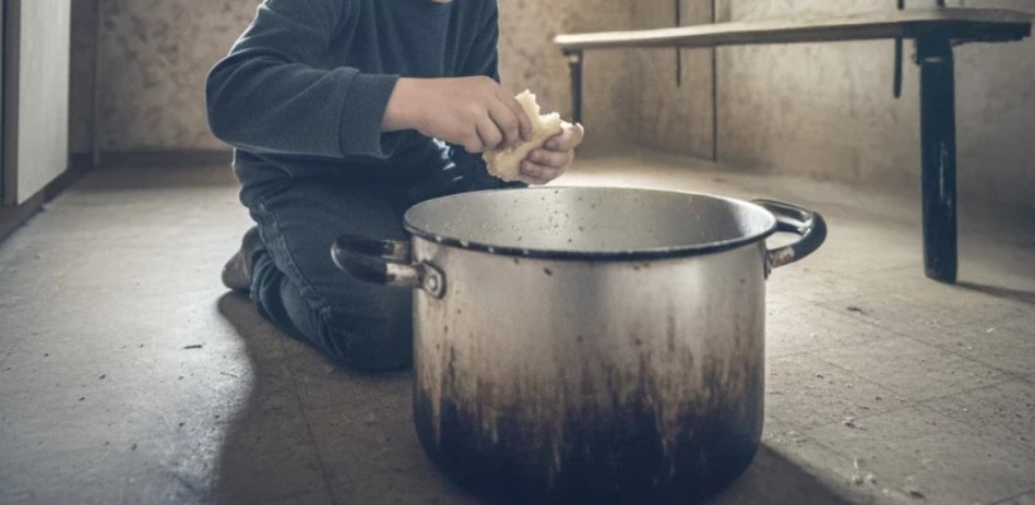 Tencere boşsa 
Rüzgar boş tencereden yana, şiddetini artırarak, esiyor.
