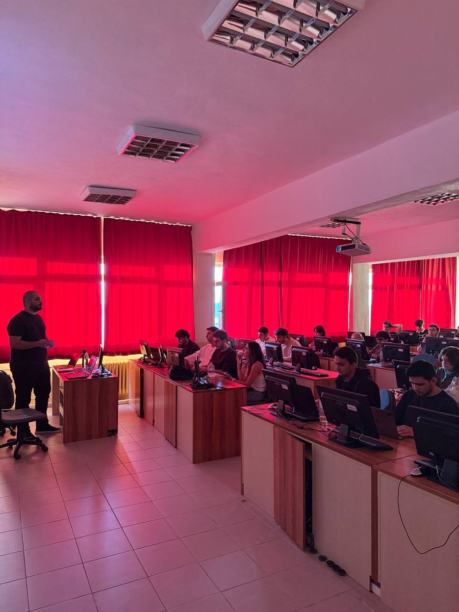 Harika bir atmosfer, dolu dolu bir eğitim devam ediyor💧 

<a href="/buildermare/">BuilderMare</a> ile Build on SUI MOVE eğitiminde tempo yüksek 💻🔥

Web3’e adım atan yepyeni geliştiricilerle dolu bir gün!