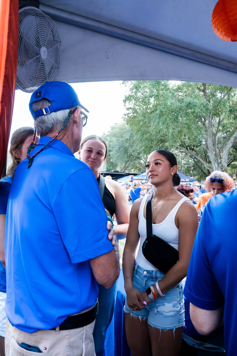 Had a great time meeting Gator fans at the FV tailgate!! <a href="/Fl_Victorious/">Florida Victorious</a> #FloridaVictorious 

floridavictorious.com/content/member…
