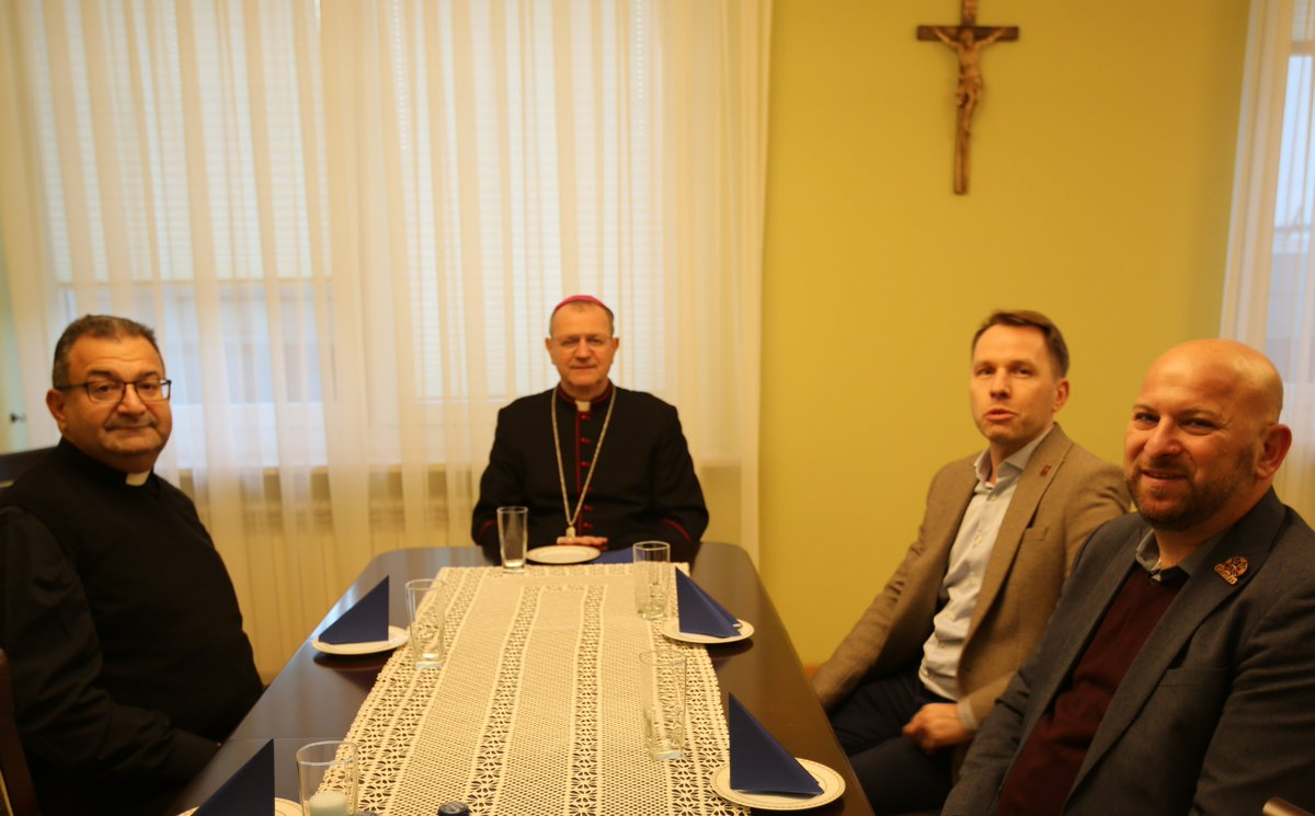 Przewodniczący Episkopatu Polski abp Tadeusz Wojda SAC spotkał się dziś w Warszawie z Antonem Asfarem, sekretarzem generalnym Caritas Jerusalem. Towarzyszył im bp Wiesław Szlachetka. Rozmowy dotyczyły pomocy, jakiej może udzielić Kościół w Polsce z <a href="/CaritasPolska/">Caritas Polska</a> Ziemi Świętej.