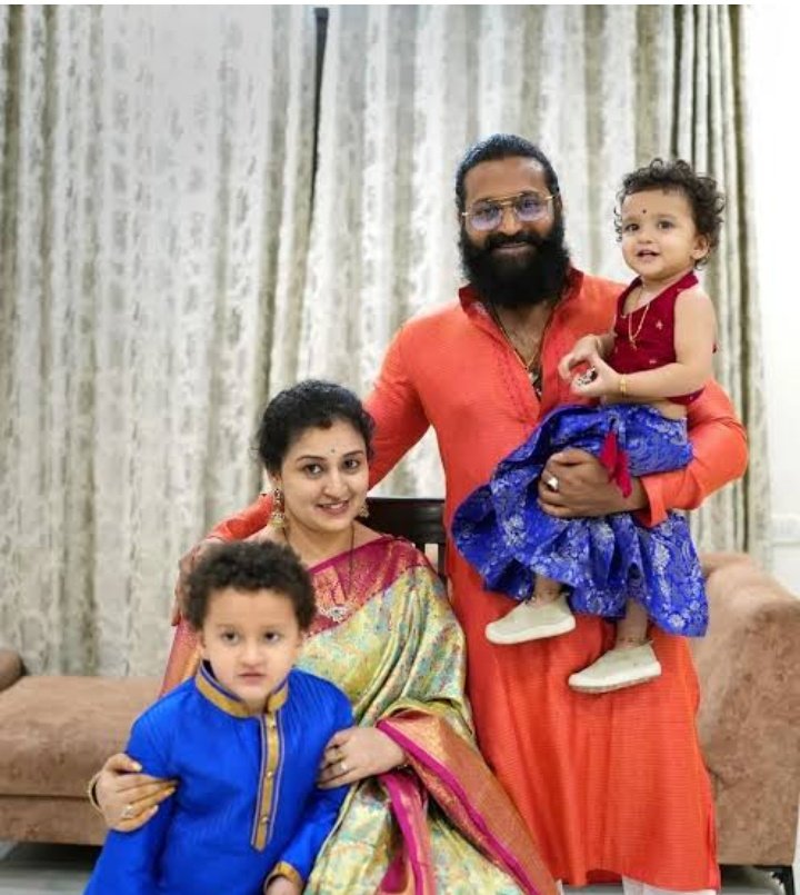 rishabhshettyfs's tweet image. ದೀಪಾವಳಿ ಸಡಗರದಲ್ಲಿ  ಹೆಂಡತಿ ಮಕ್ಕಳೊಂದಿಗೆ ನಮ್ಮ ರಿಷಬ್ ಶೆಟ್ರು 🚩🚩🚩  @shetty_rishab   #Kantara   #KantaraChapter1   #KantaraALegendChapter1