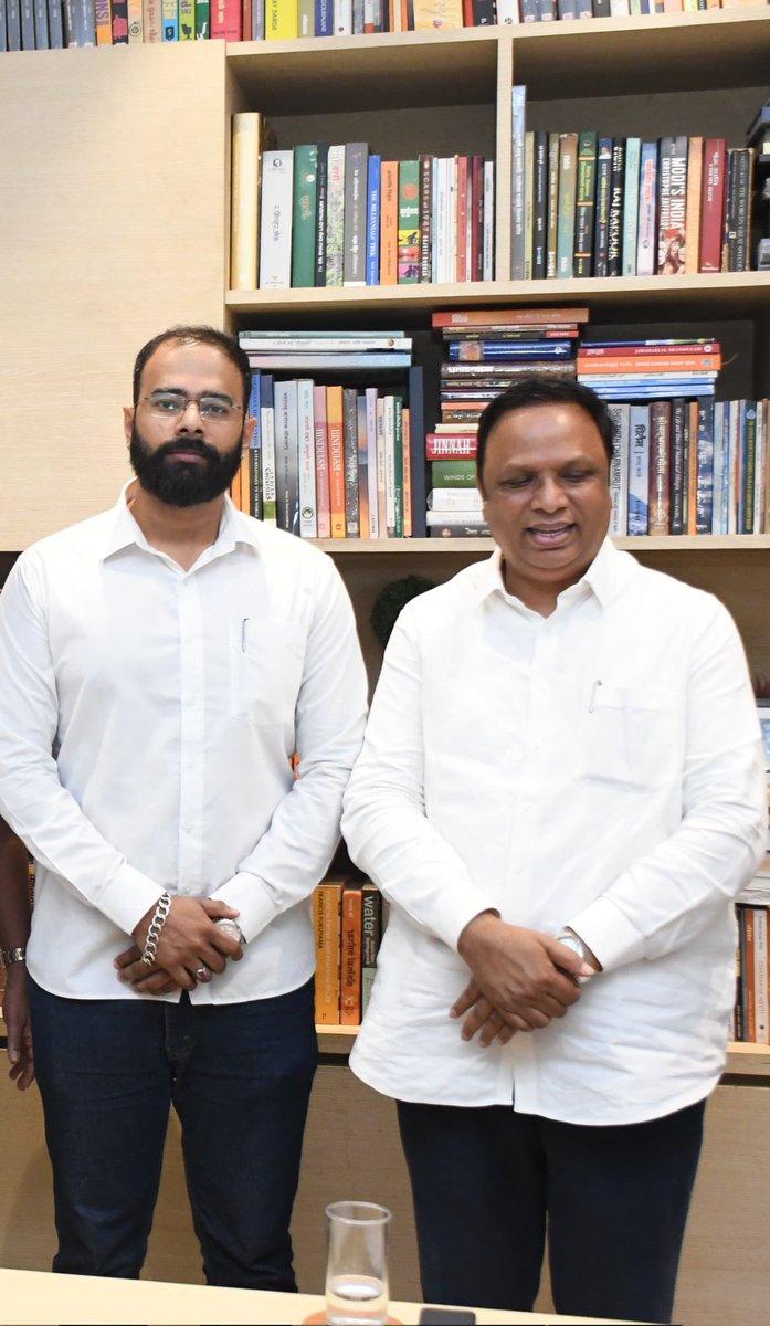 महाराष्ट्र राज्य माहिती तंत्रज्ञान व सांस्कृतिक कार्य मंत्री आदरणीय श्री आशिष शेलार जी यांना दिवाळी निमित्त त्यांच्या कार्यालयात भेट घेऊन शुभेच्छा दिल्या.