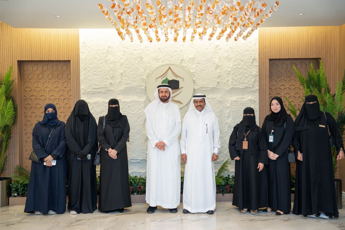 اجتماع معالي وزير الحج والعمرة د.توفيق الربيعة و نائبه مع عدد من الجمعيات العاملة في خدمة ضيوف الرحمن، و منها #جمعية_خدمة_ضيوف_الرحمن #شرف بحضور المدير التنفيذي للجمعية حيث تم مناقشة فرص التمكين للجمعيات التي تُشرف عليها بما يسهم في تعزيز دورها وتحقيق مستهدفات رؤية المملكة 2030.