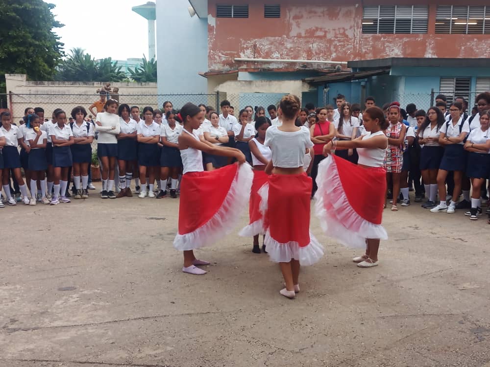 MarllanyRF's tweet photo. En la Secundaria Básica Hugo Rafael Chávez Frías, se realizó un matutino especial por el  Día de la Cultura Cubana, donde los estudiantes fueron los protagonistas. Felicidades a todos los integrantes de ese centro educativo. #CubaViveEnSuHistoria @CubaMined @LogVanguardia https://t.co/0v3A2aSYtH