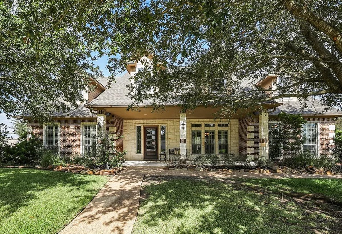 Welcome to Barnsley Ct — located in Park Meadow designed for real life: multiple living + dining areas, a split plan with the primary suite on the main level, an upstairs flex space for play or quiet work, and a screened back patio!
5 Bed  | 3 Bath | 4,646 Sq Ft |$799,000