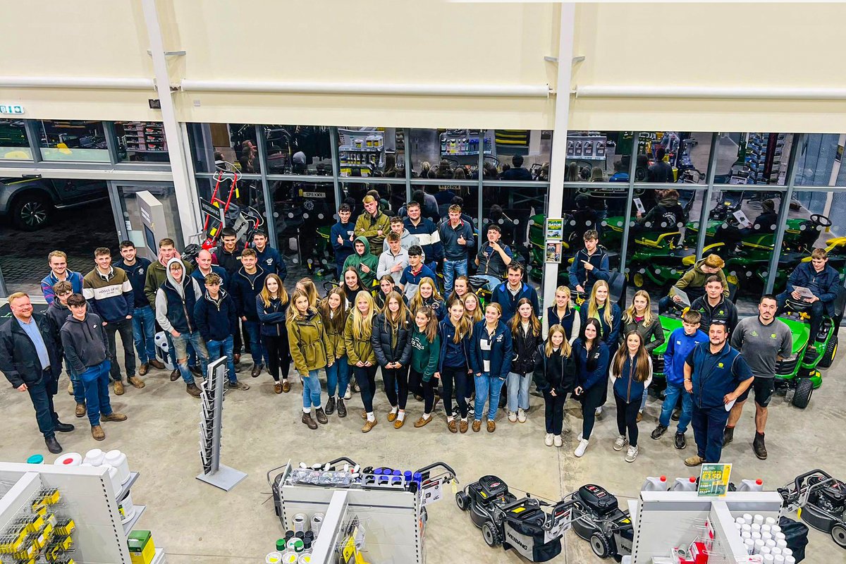 𝗙𝗔𝗥𝗥𝗜𝗡𝗚𝗧𝗢𝗡 𝗚𝗨𝗥𝗡𝗘𝗬 𝗬𝗙𝗖 𝗩𝗜𝗦𝗜𝗧 𝗚𝗥𝗘𝗘𝗡 𝗢𝗥𝗘🚜👩‍🌾
Stu, Jon, Ben, Matt and George welcomed around 50 members of Farrington Young Farmers to our Green Ore branch last week!

Thanks for joining us!

#HFG #JohnDeere #YoungFarmers #FarringtonYFC #FarmingFuture