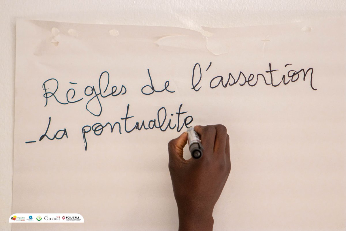 Ce matin à Bantè, la paix n'était pas un mot. Elle était une conversation.

Dans la salle, les regards se croisaient, les mots se cherchaient, puis les voix se sont élevées. Des jeunes filles, venues des quatre coins de la commune, ont pris place autour d'une même table avec une