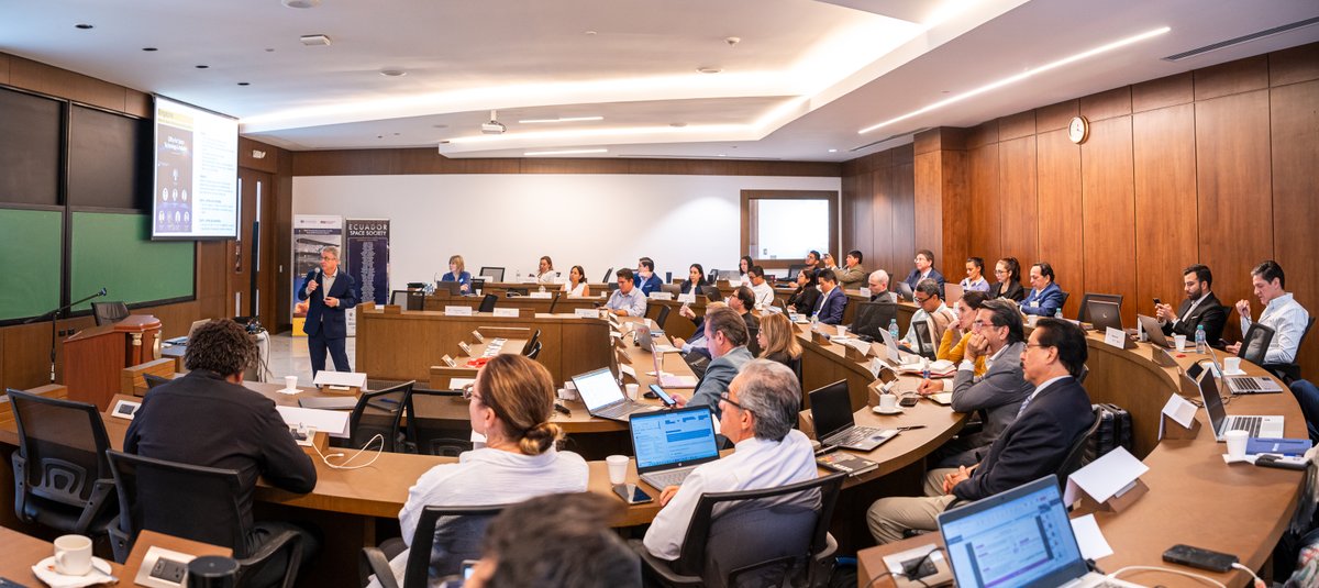 mullercardenas's tweet photo. El Global Space Leadership - Business & Policy Program de @Thunderbird no fue un curso más, sino la base académica para comprender y dar el siguiente paso hacia un sueño compartido: construir en Ecuador una cultura espacial sólida, consciente y orientada al desarrollo nacional.

Para lograrlo, no bastan herramientas o discursos. Se necesita una comunidad comprometida, con visión estratégica y la convicción de que nuestro país tiene las condiciones para ser parte activa de esta nueva economía global.

Durante el programa abordamos temas como The Emerging Role of Latin America in Space, The Global Space Economy: Trends, Players, and Growth Sectors, Satellite Technologies & Earth Observation for National Development y Business Models for the New Space Economy, entre otros.

“Este programa está inspirado en el certificado internacional de Space Leadership, Business & Policy de @ASU, y ha sido especialmente adaptado para América Latina. Porque el espacio ya no es cosa del futuro —es una realidad estratégica para los negocios, la ciencia y el desarrollo humano”

Gracias al incansable trabajo de Robert Aillon y muchos del equipo que formamos @EcuadorSpace, el apoyo de la @uees_ec e Isidro Fierro y el increíble equipo de Thunderbird pudimos tener a dos increíbles profesionales y seres humanos, Damon Feltman y David E. Thomas compartiendo su conocimiento.

Insisto, esto es posible, tenemos ventajas claras sobre otros países por nuestra ubicación geográfica (entre otros factores) y está en nuestras manos convertir esas ventajas en resultados.