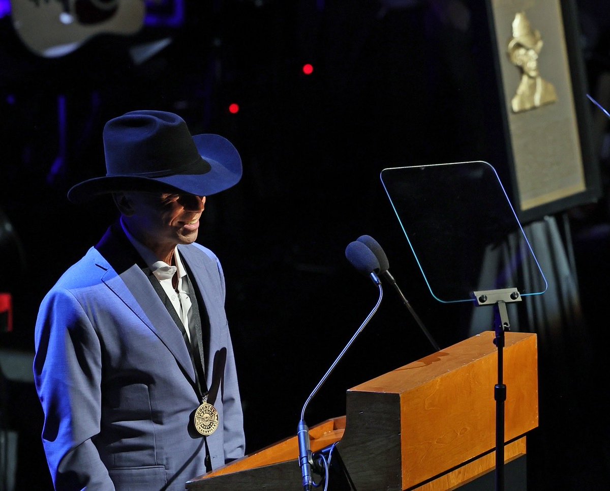 kennychesney's tweet image. Being inducted into the Country Music Hall Of Fame last night was the proudest moment of my life. I am humbled and beyond grateful. The love I felt in the room was overwhelming.   
Thanks so much to @KelseaBallerini, @_MegMoroney, and my brother @EricChurch for being there to…