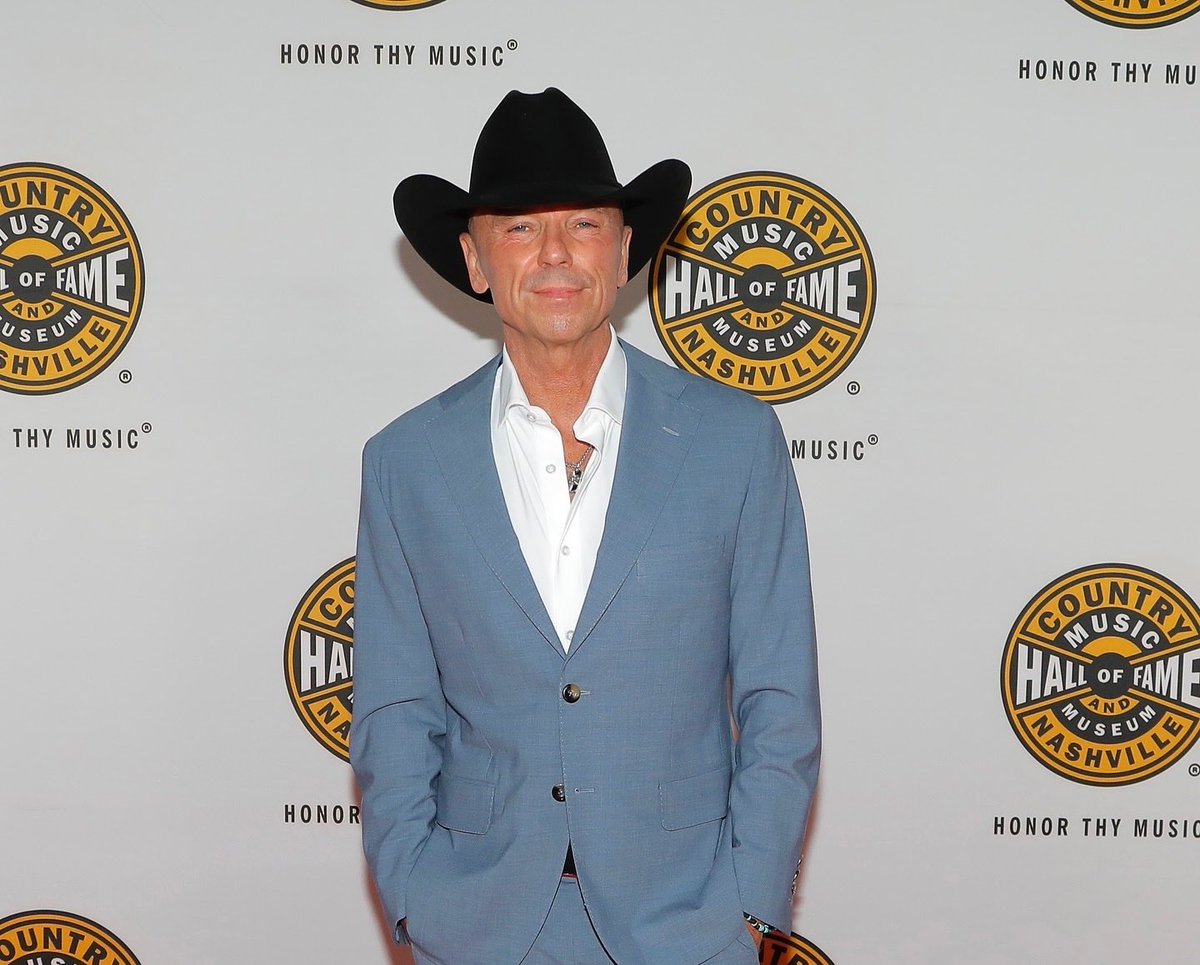 kennychesney's tweet image. Being inducted into the Country Music Hall Of Fame last night was the proudest moment of my life. I am humbled and beyond grateful. The love I felt in the room was overwhelming.   
Thanks so much to @KelseaBallerini, @_MegMoroney, and my brother @EricChurch for being there to…