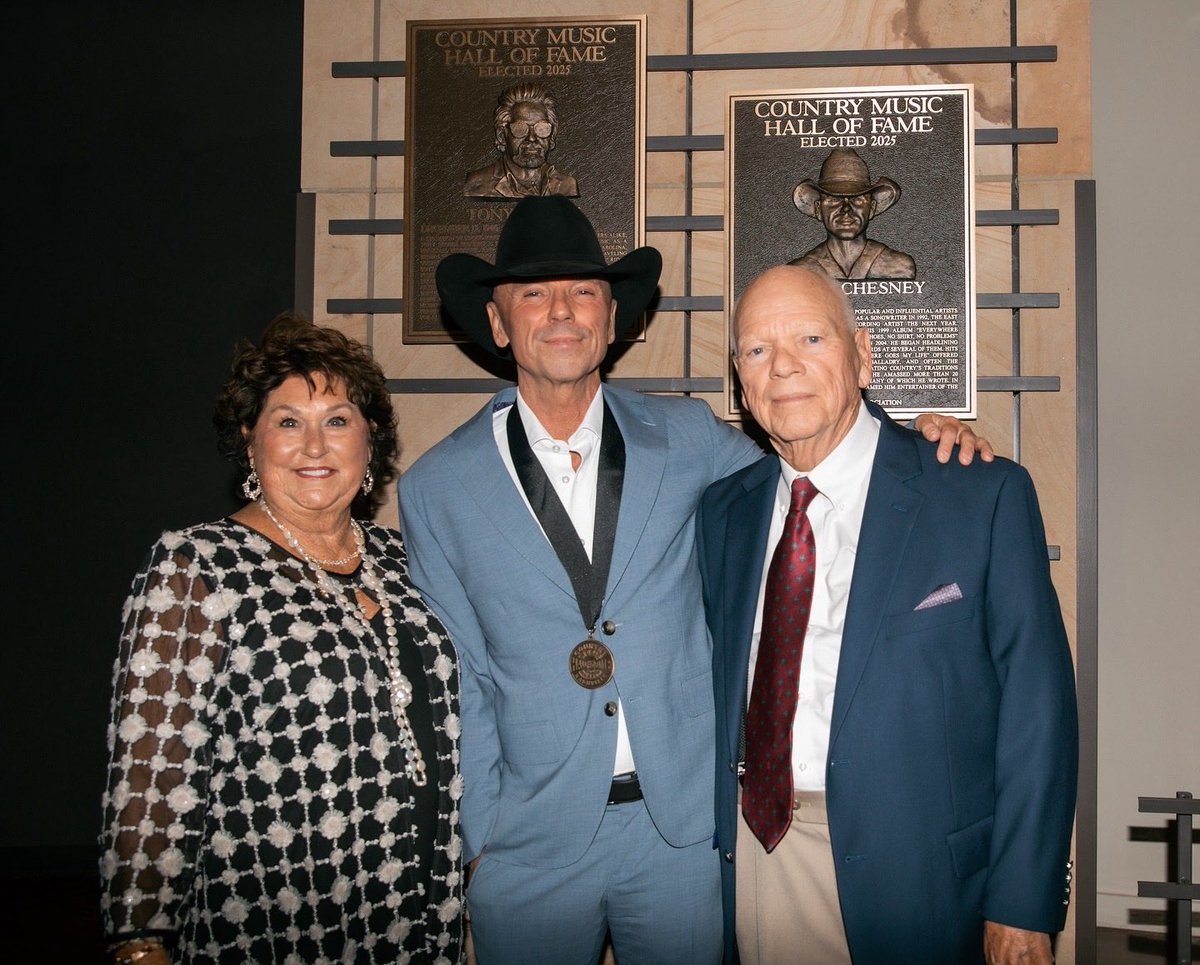 kennychesney's tweet image. Being inducted into the Country Music Hall Of Fame last night was the proudest moment of my life. I am humbled and beyond grateful. The love I felt in the room was overwhelming.   
Thanks so much to @KelseaBallerini, @_MegMoroney, and my brother @EricChurch for being there to…