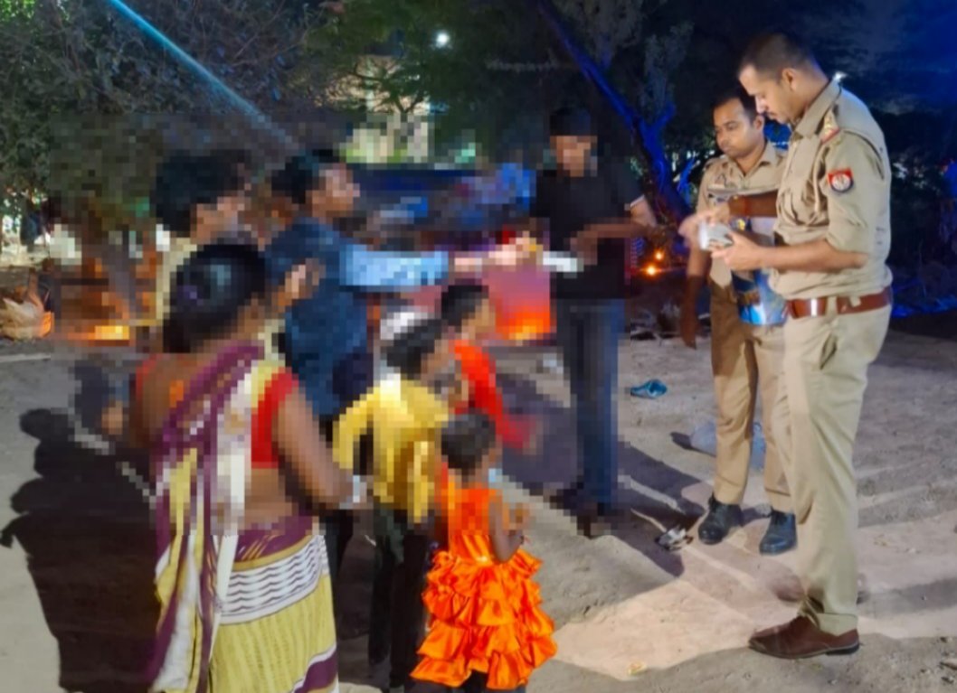 jaunpurpolice's tweet photo. #शुभ_दीपावली 
पुलिस अधीक्षक जौनपुर के निर्देशन में थाना मुंगराबादशापुर पुलिस टीम द्वारा #दीपावली_पर्व के अवसर पर थाना क्षेत्रान्तर्गत आर्थिक रूप से कमजोर, गरीब, मजदूरों व बच्चों को मिठाई, मोमबत्तियाँ, फल, फुलझड़ियाँ आदि वितरित कर दी गई दीपावली की शुभकामनायें। 
 #खुशियों_की_दिवाली https://t.co/J0gvxvNHLa