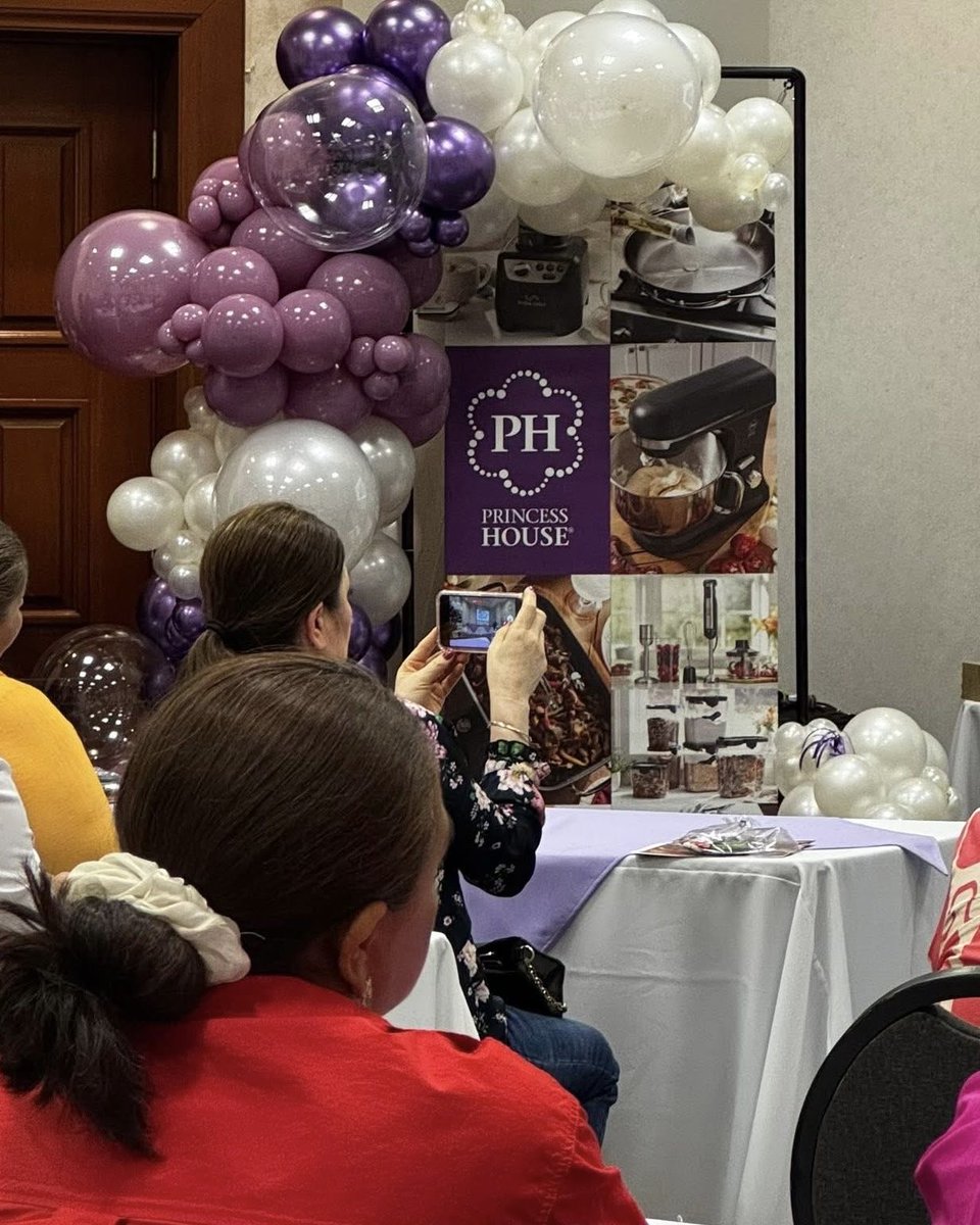 sacaelchisme's tweet image. #PRINCESSHOUSE INVITA A EMPRENDER 🛍️💰
Decenas de mochitenses se dieron cita en la reunión de #PrincessHouse, donde conocieron más sobre la marca y las oportunidades que ofrece para emprender y generar ingresos propios. 

 ¡Búscalas en redes para unirte o adquirir sus artículos!