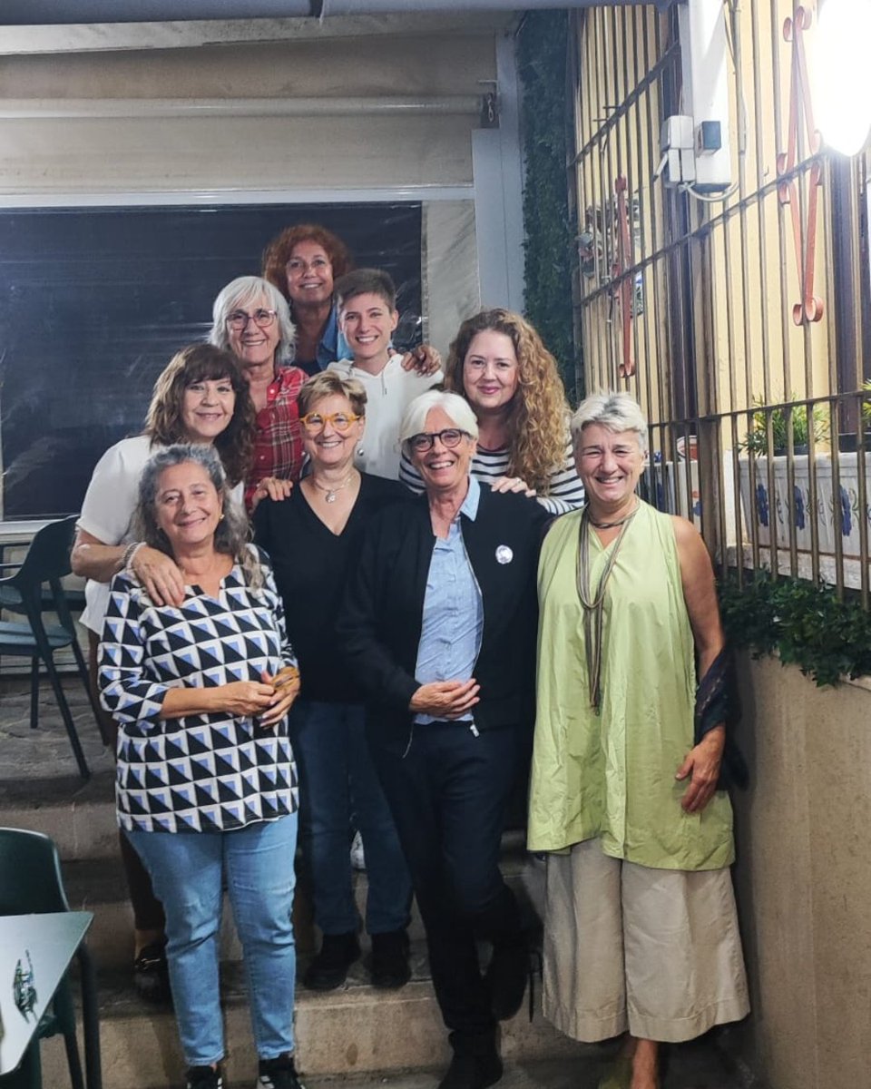 _MujeresClaras's tweet photo. 📸 Recap de septiembre y octubre:
1️⃣ Con la maestra @RosaCoboBedia  tras su conferencia en Orihuela.
2️⃣ Lectura del manifiesto por el 23S y proyección de "Joy" en la sede.
3️⃣ Donación de material coeducativo a los colegios públicos de Orihuela 💜 https://t.co/ECSOmYOjAe