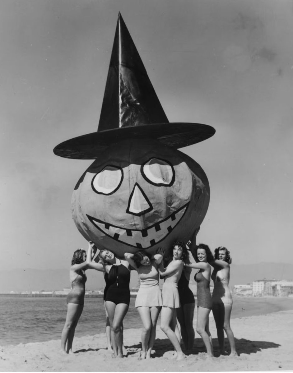 Beat_Devils's tweet image. Наш Halloween Ball на этой неделе, в эту субботу! Билетов за столами уже нет, но на танцпол еще можно пробраться: glastonberry.ru/events/beat-de…