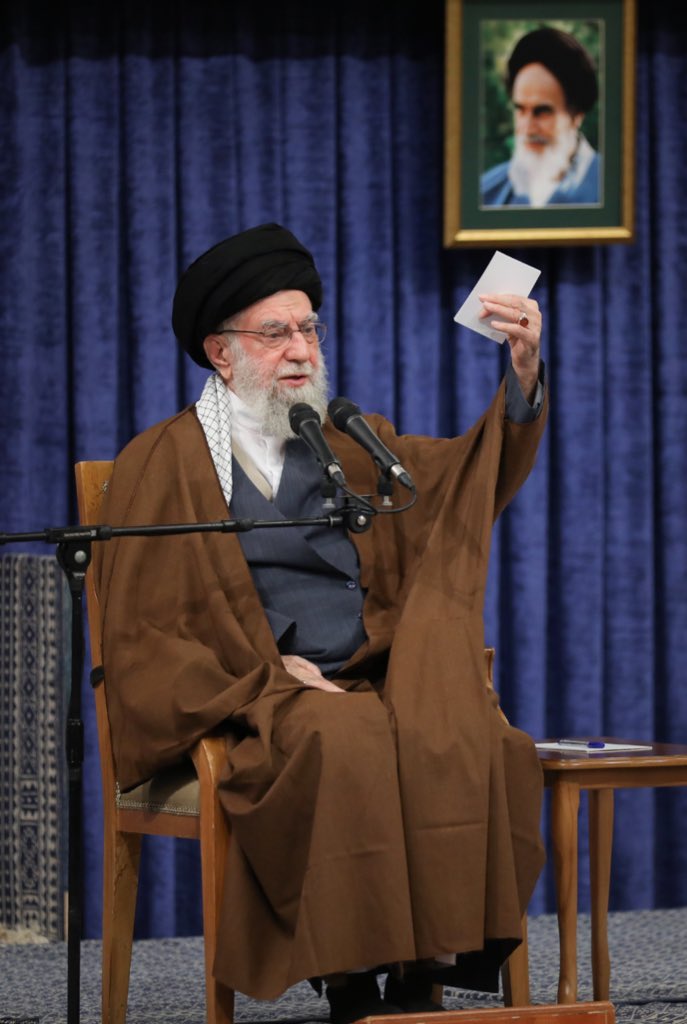 او به ترور دانشمندان ایرانی افتخار می‌کند،
اما نمی‌فهمد علم را نمی‌شود ترور کرد.
 علم زنده است، با خون شهیدانش رشد می‌کند.
#به_همین_خیال_باش