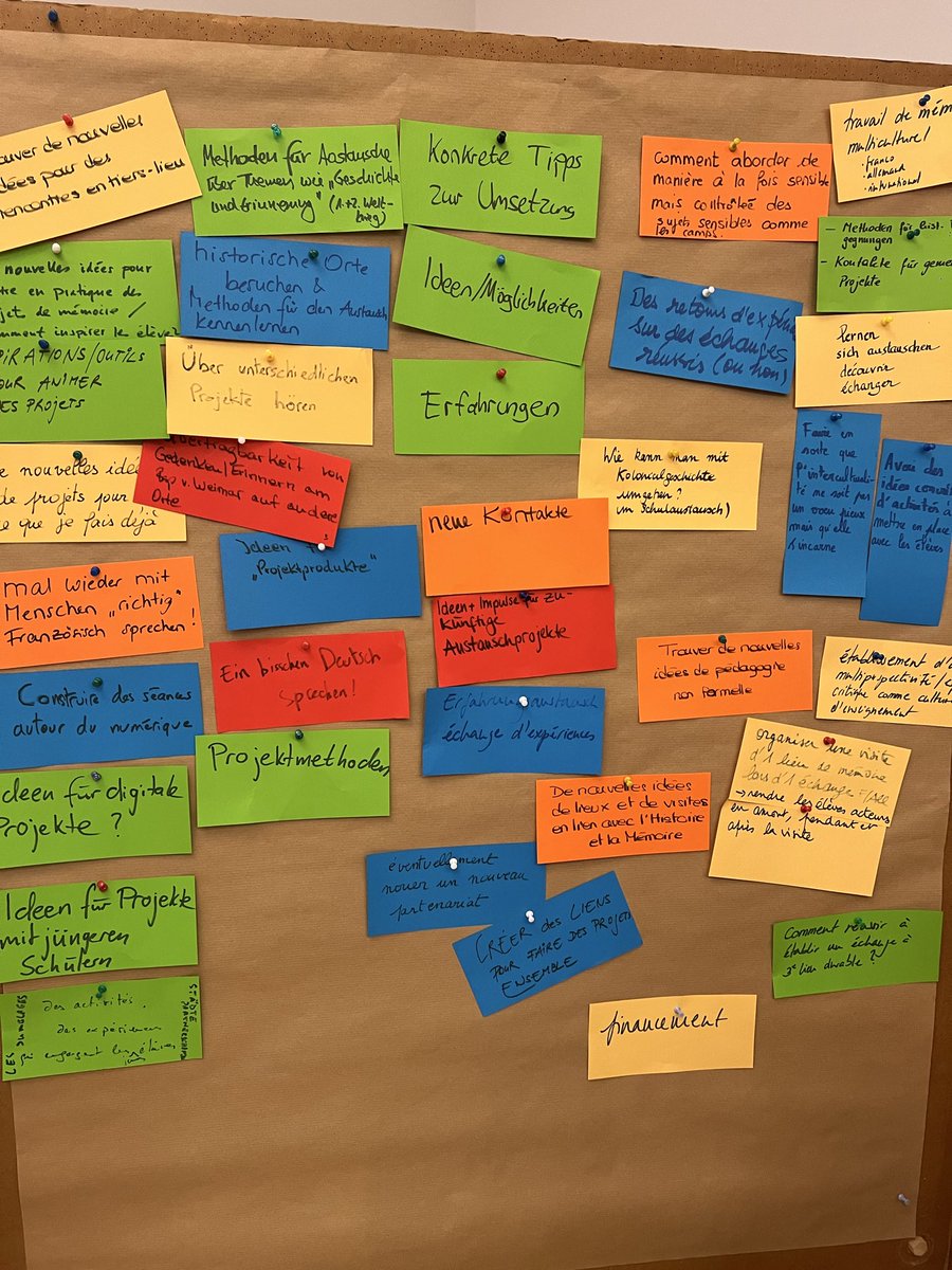 VeroChartier19's tweet photo. 🇩🇪Jour 1️⃣ Formation sur le thème « Histoire et mémoires dans les échanges » 👍 Activités de groupe et visite de la „Haus der Weimarer Republik“ : 
💡plein d’idées à mettre en œuvre avec les élèves. Très bel accueil  et cadre idyllique à l‘ #EJWB de @stadtweimar https://t.co/fWQRhC6bAx
