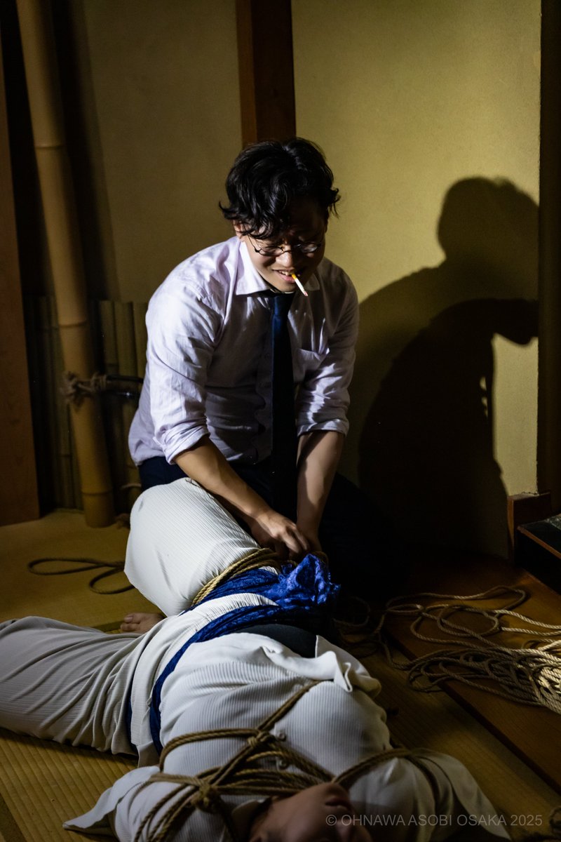 sm_mikazuki's tweet photo. 大阪大縄2025 一日目二番手三日月でした。

政治情勢に振り回されてパンダの出演が叶いませんでしたので、仕方なくヤサグレ喫煙緊縛ショーをお届けしました。

なんだかんだ、緊縛とかショーとか面白いよな。と感じれた楽しい時間でした。

お客様、主催の皆様、演者の皆様
ありがとうございました。 https://t.co/glCqR3lEXG