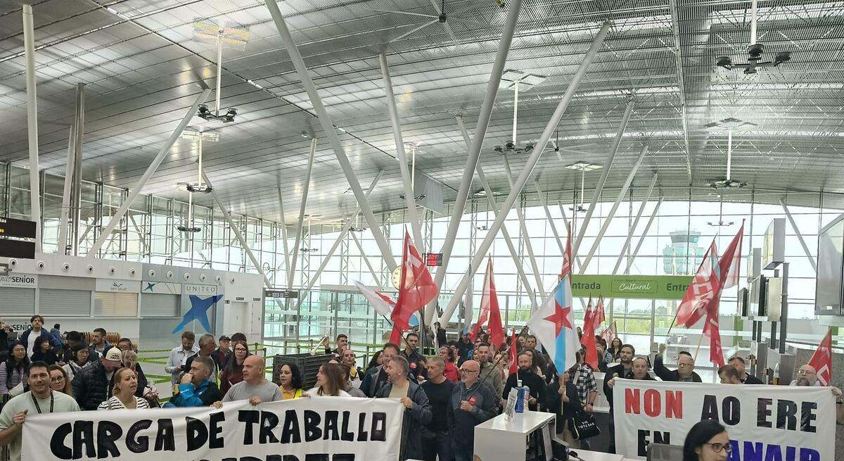 Protesta de la plantilla de Ryanair en Santiago contra el ERE presentado por la compañía aérea dozz.es/2cpia5