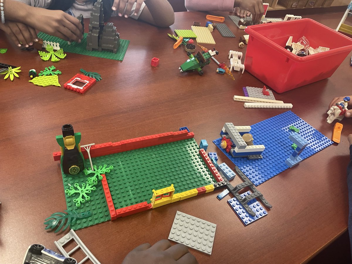 ontteacheroct's tweet photo. Today is our first official Lego meet with the grade 4 students! They are having fun exploring the bricks and being creative with their builds! Grade 5s, see you Wednesday! #LegoMyLego @HCMaltonDPCDSB https://t.co/2KGJFwHtTt